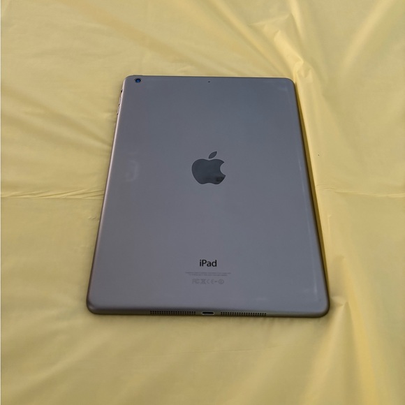 Apple iPad Air - Picture 2 of 9